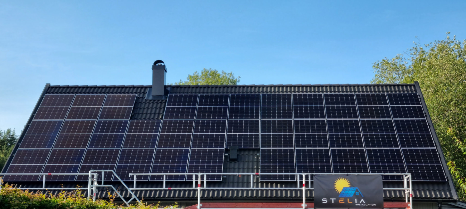 Solcellspaneler monterade på villatak av STELIA Installation AB