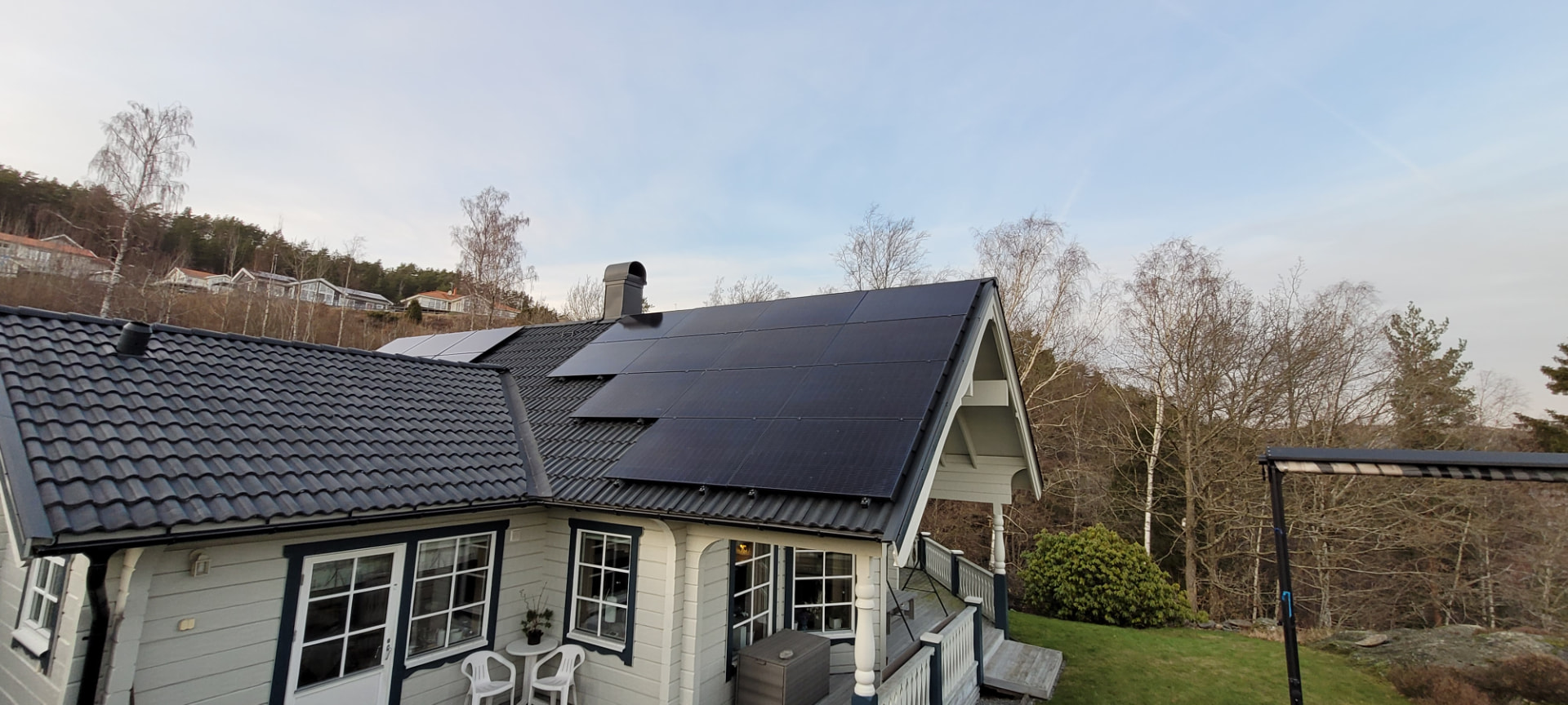 Solcellsanläggning på villatak sett från sidan, installerad av STELIA Installation AB