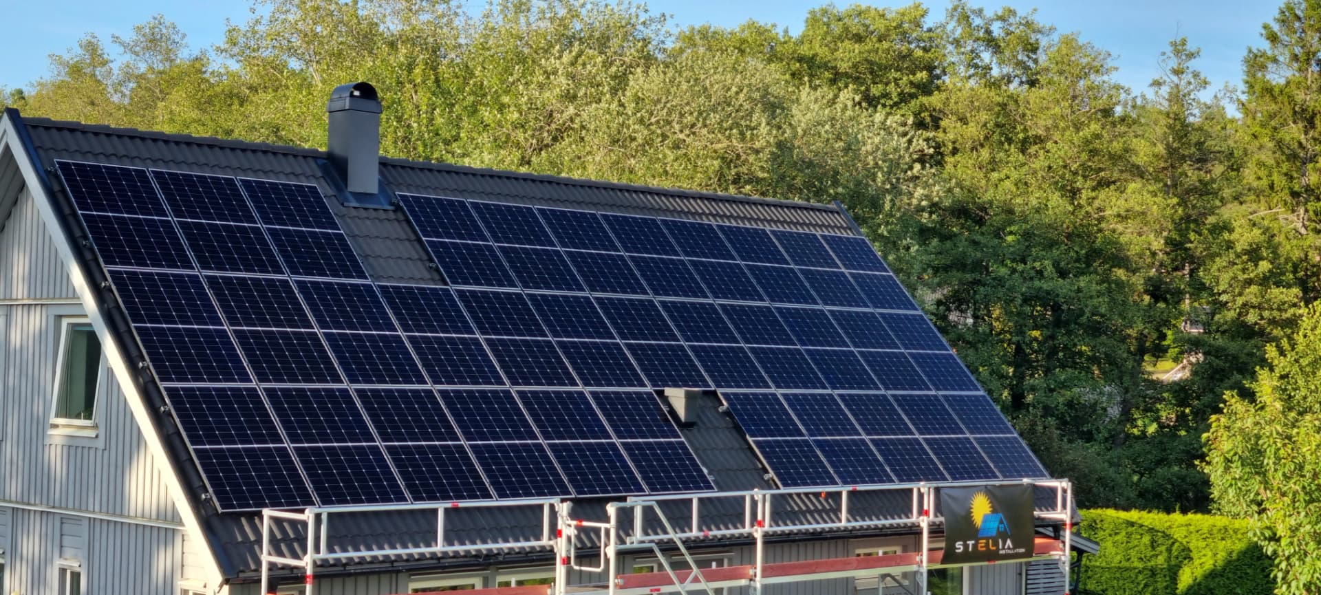 Solcellsanläggning installerad av STELIA Installation AB på villatak