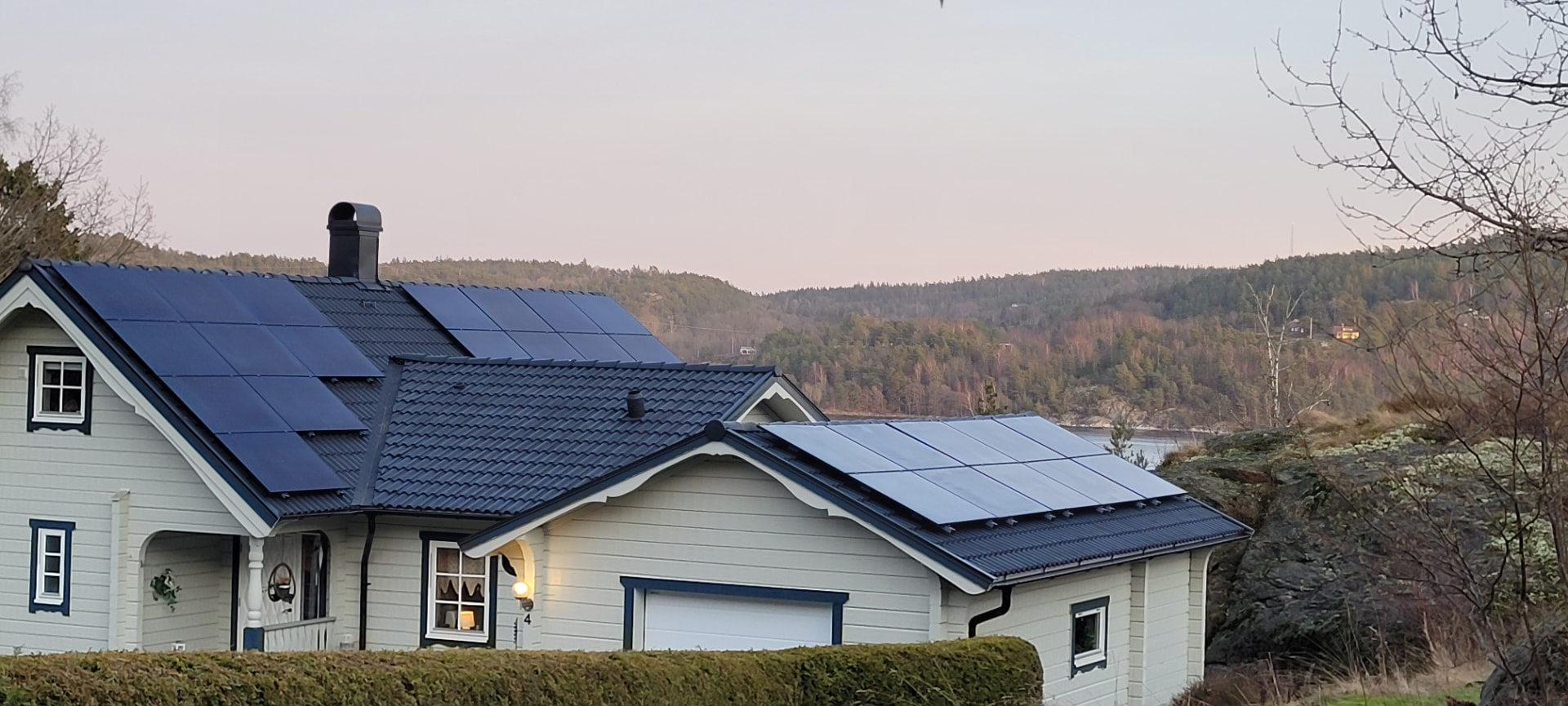Solcellspaneler monterade på villatak och garagetak av STELIA Installation AB